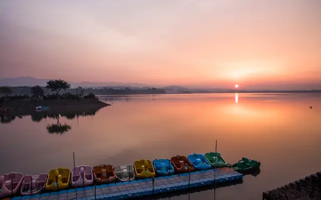 Places To Visit in Chandigarh For Couples: Lake Intro 3