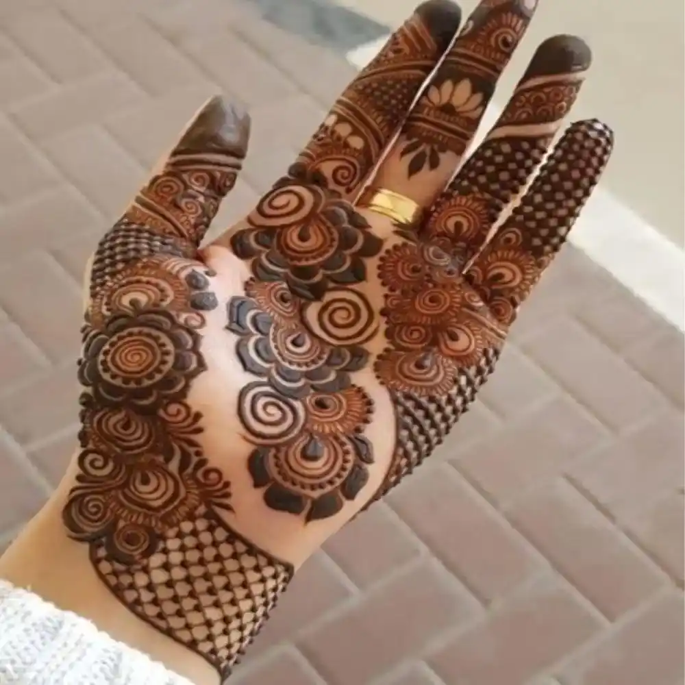 Simple Mehndi Design: Delicate floral