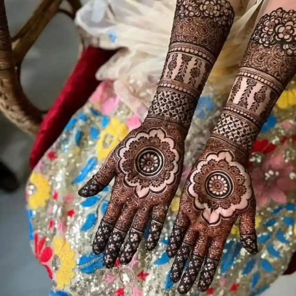 Simple Mehndi Design: Full-hand mandala