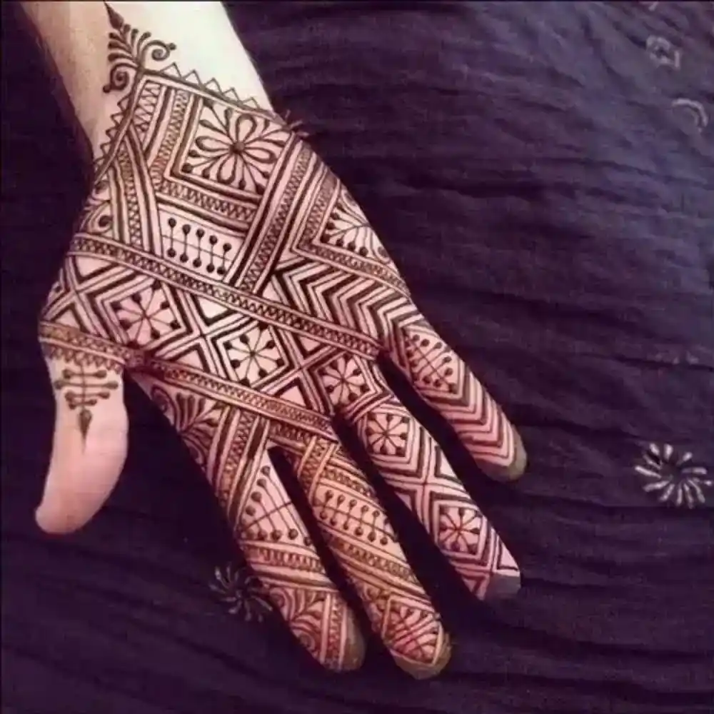 Simple Mehndi Design: Geometric Shapes