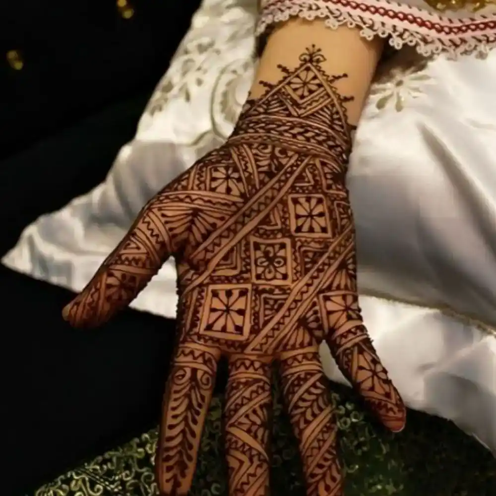 Simple Mehndi Design: Paisley Chain