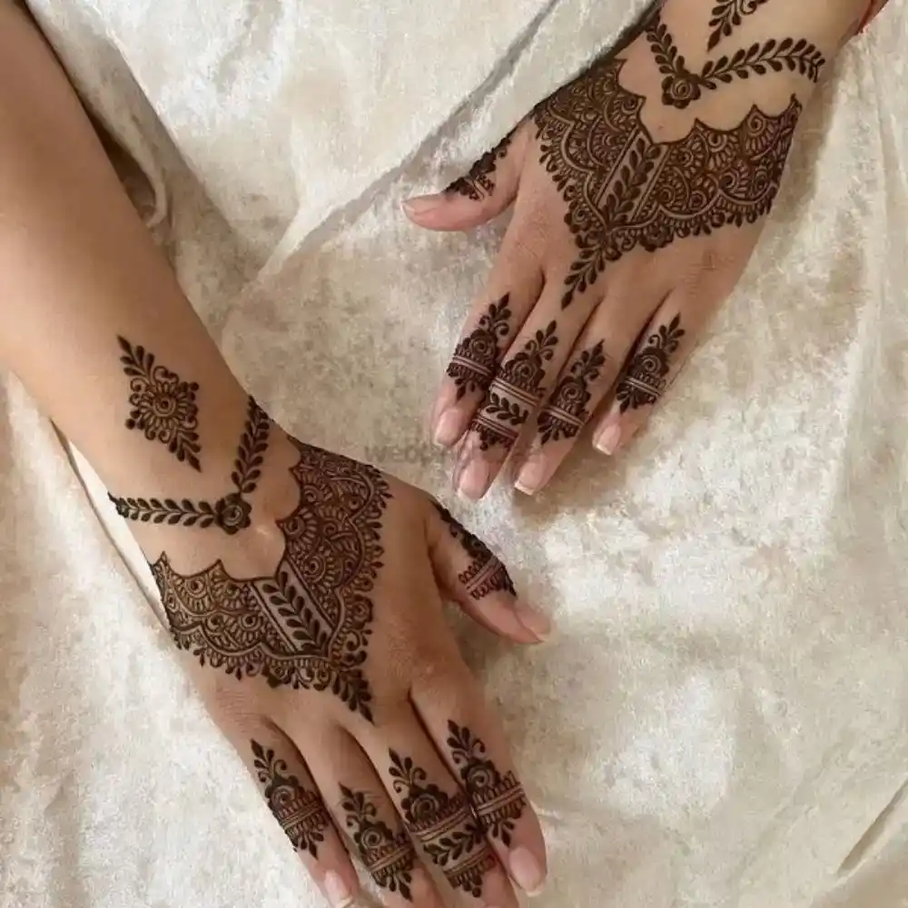 Simple Mehndi Design: Triangular Motifs