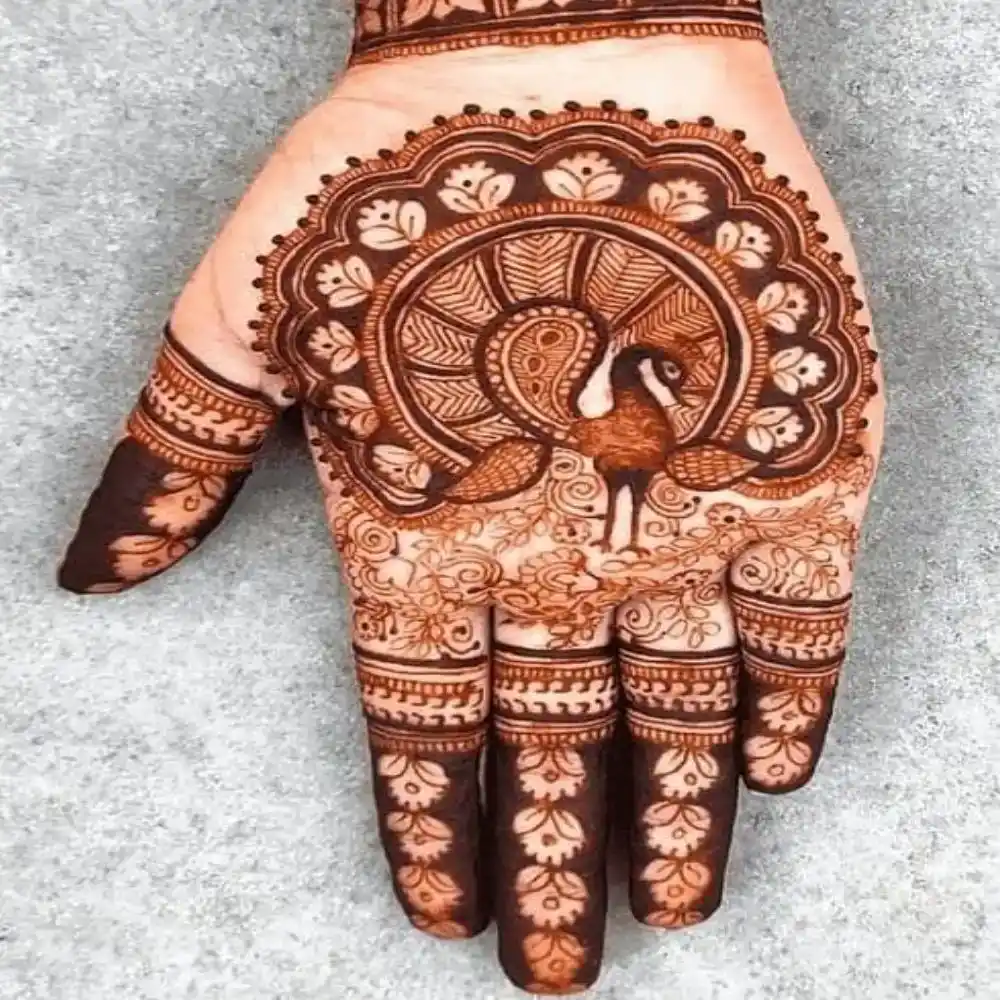 Simple Mehndi Design: Peacock eye and vines