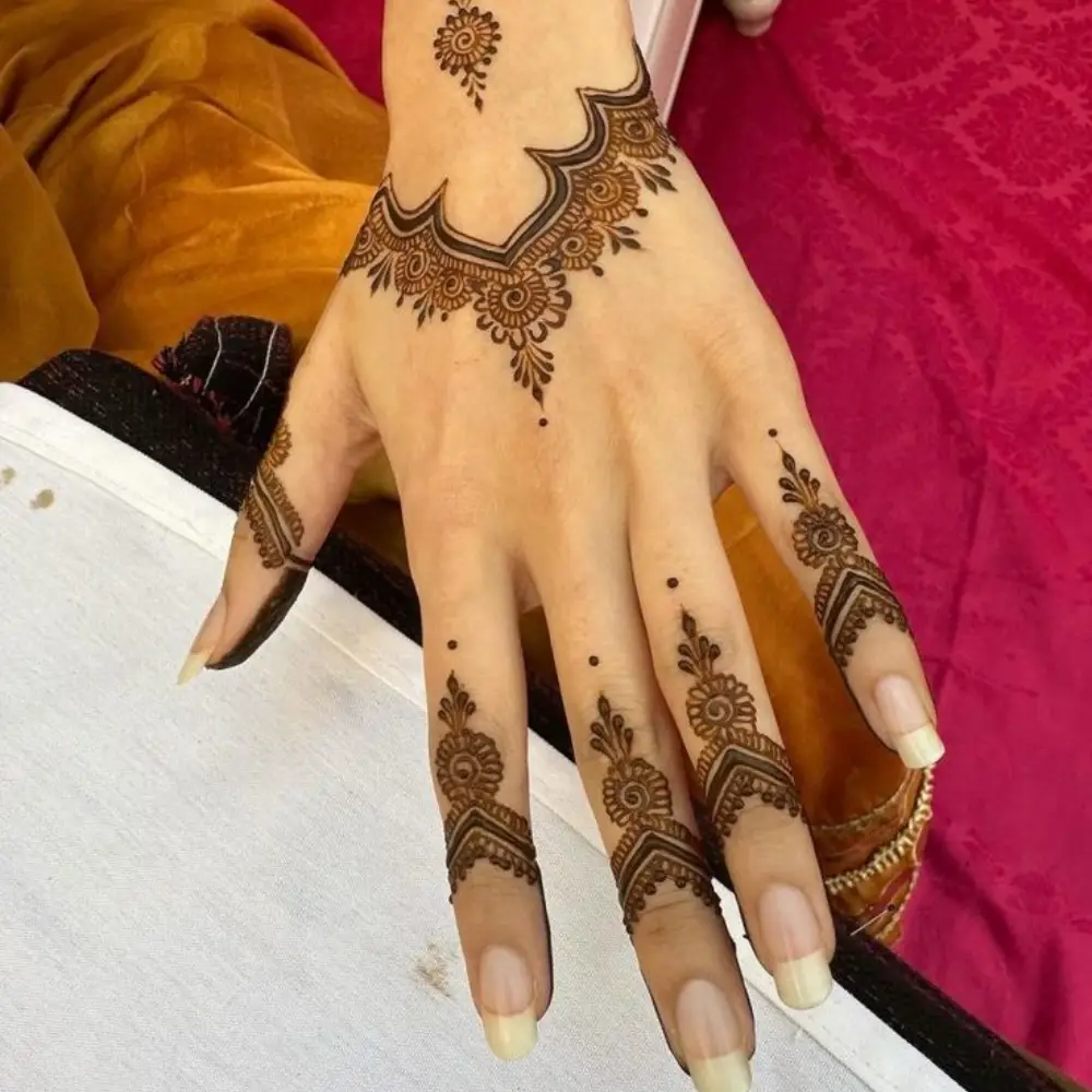 Back Hand Mehndi Design: Minimalist Back Hand