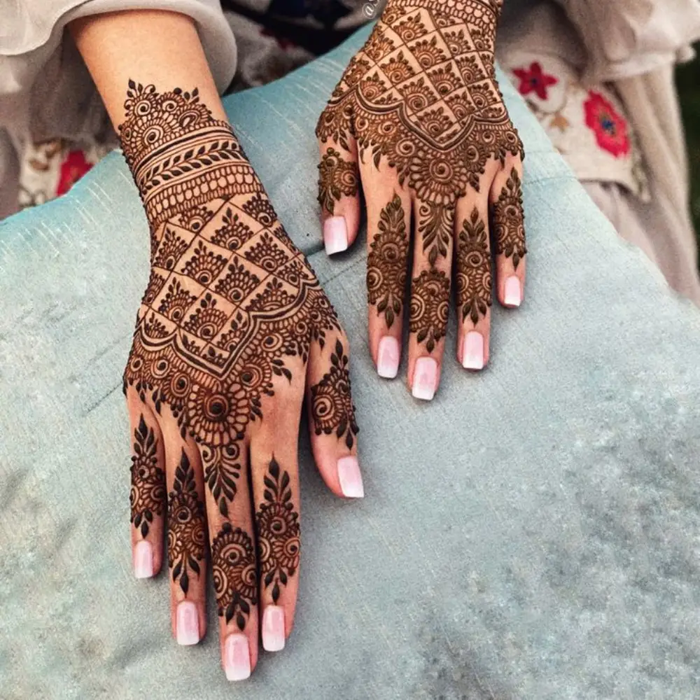 Back Hand Mehndi Design: Modern Back Hand Mehndi