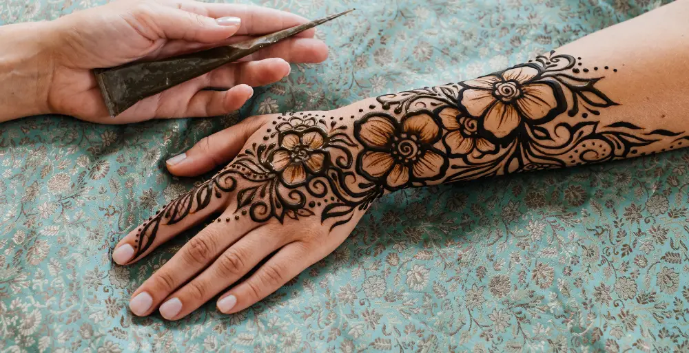 back hand mehndi design